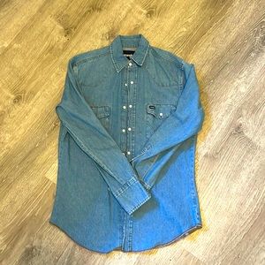 Mens denim wrangler pearl snap size medium.